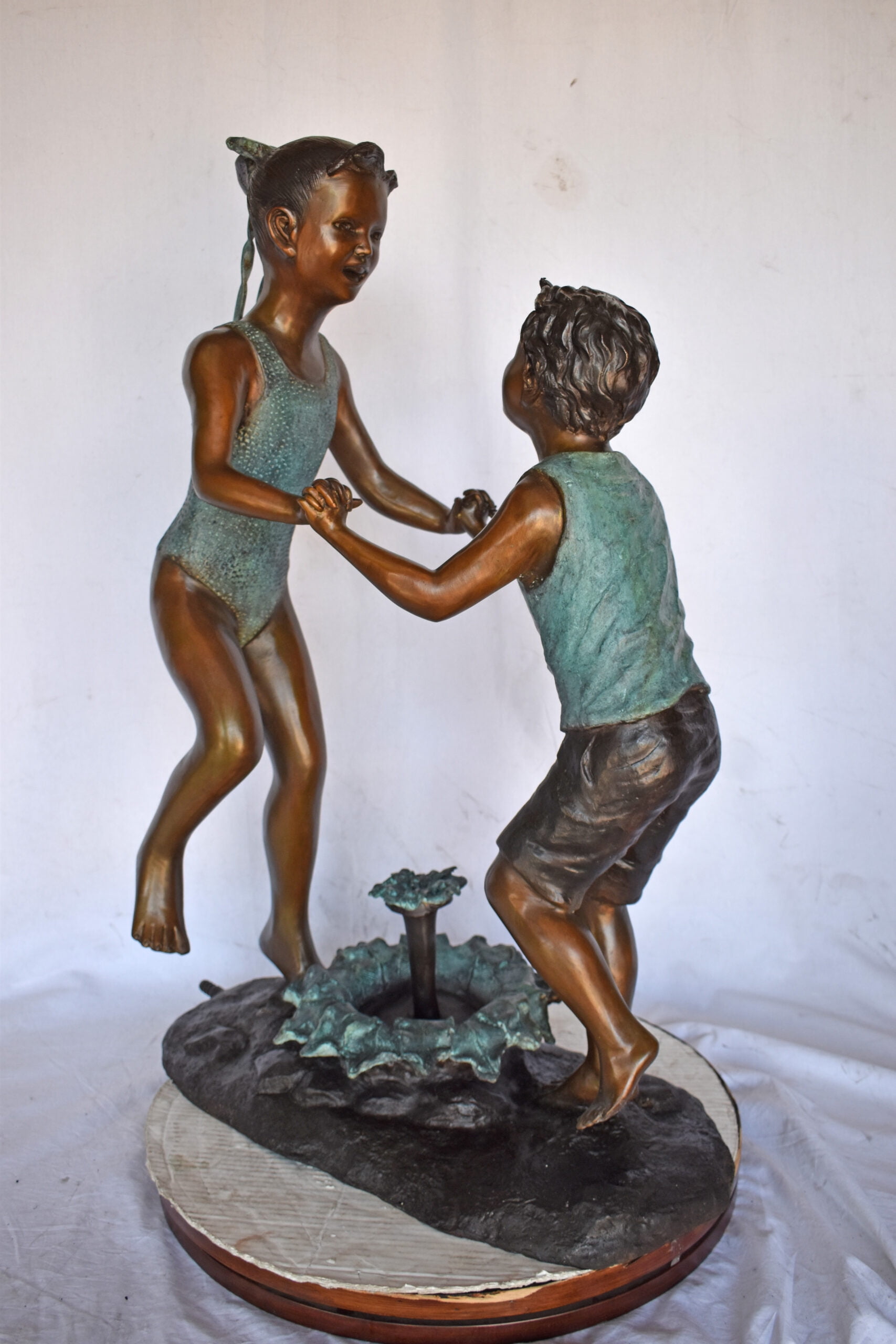 Nifao Outdoor Fountain Statue Bronze Boy and Girl Dancing Garden Patio Water Feature – Outdoor Garden Decor Sculpture, 28"L x 13"W x 38"H