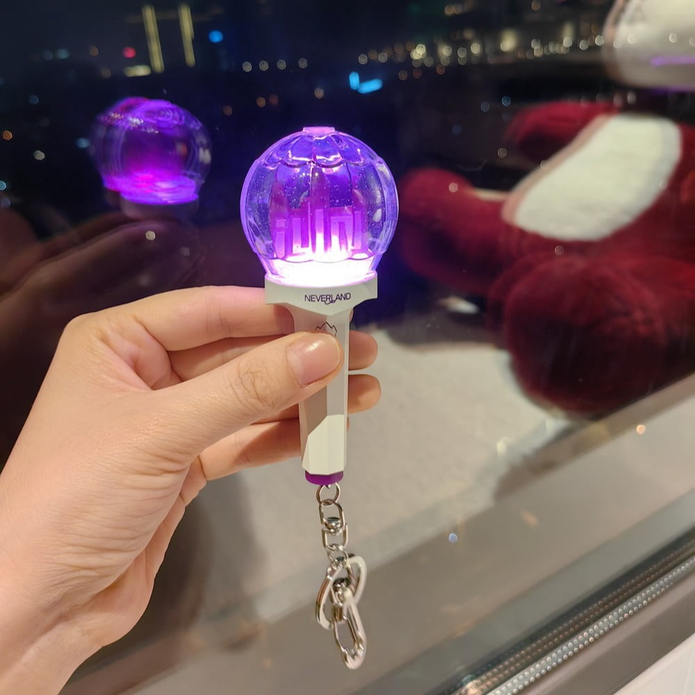 (G)I-DLE Lightstick Ver2 Keychain Kpop Mini Light Stick Pendant for Bag Adjustable Light Colour Concert NEVERLAND Gift Collection(Built-in battery)