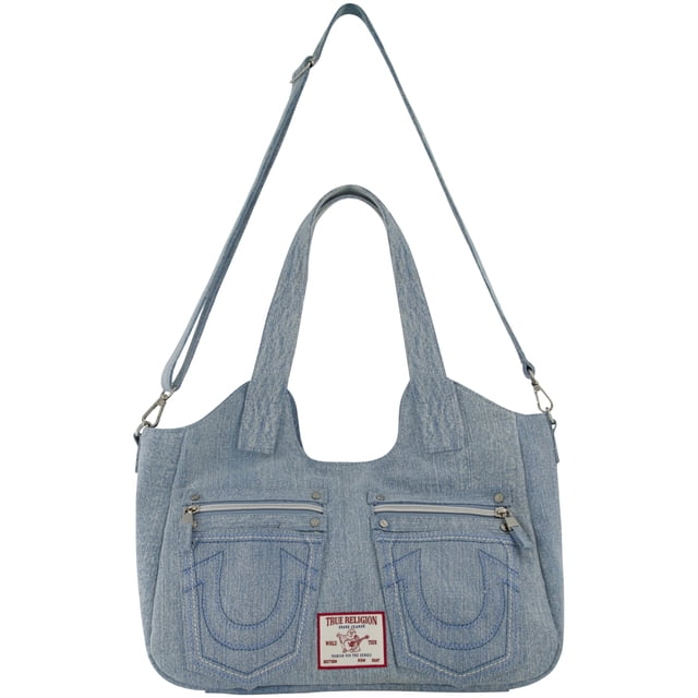 bolso de mano true religion, bandolera vaquera, 33 x 38 x 13 cm Bolso de mezclilla vaquero azul claro con doble asa superior y correa ajustable para hombro, dos bolsillos frontales con cremalleras y herrajes plateados, herradura cosida como logotipo y etiqueta True Religion visible; adecuado como bandolera o bolso diario.