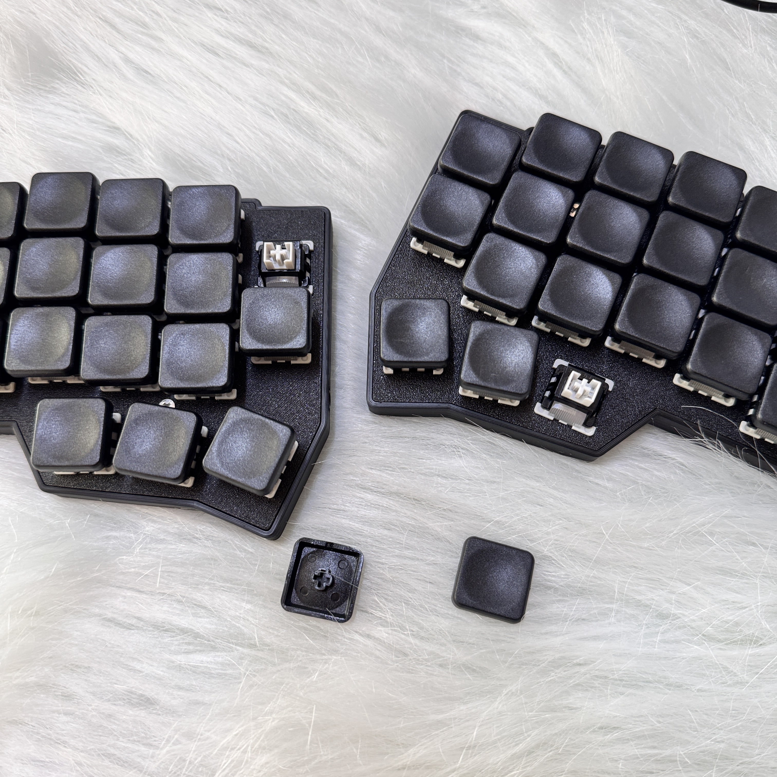 Corne V4 Split Ergonomic Mechanical Keyboard with Low-Profile Keycaps, Hot-Swappable PCB and QMK/VIA Programmable RGB
