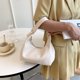 thumbnail image 5 of Monedero de axila para mujer Bolso de media luna con patrón de lichi de cuero PU para mujer (Blanco), 5 of 7
