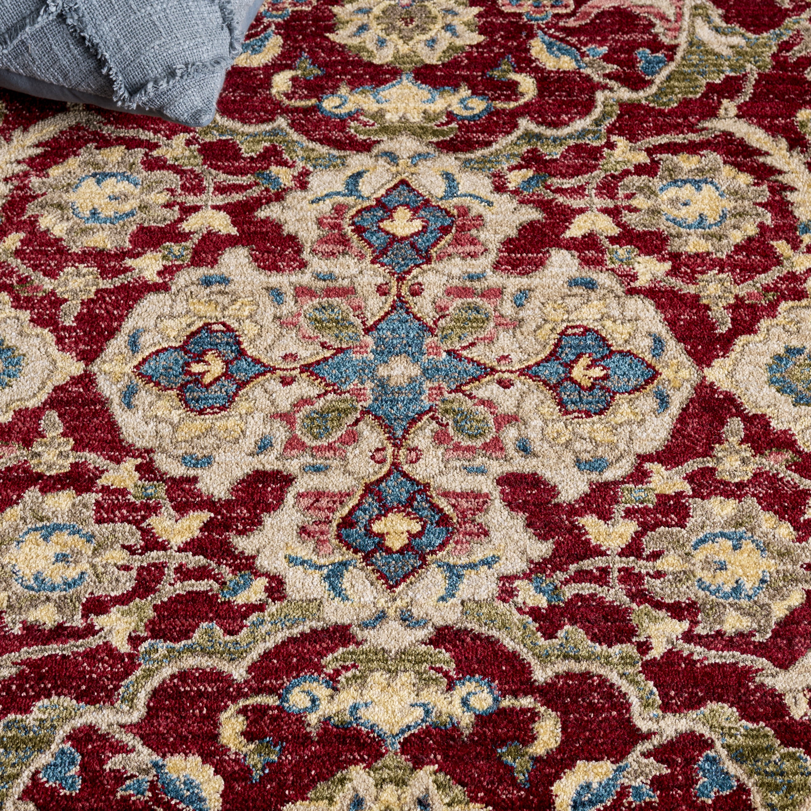 Safavieh Kashan Vincent Oriental Area Rug, Red/Blue, 3'3" x 3'3" Round
