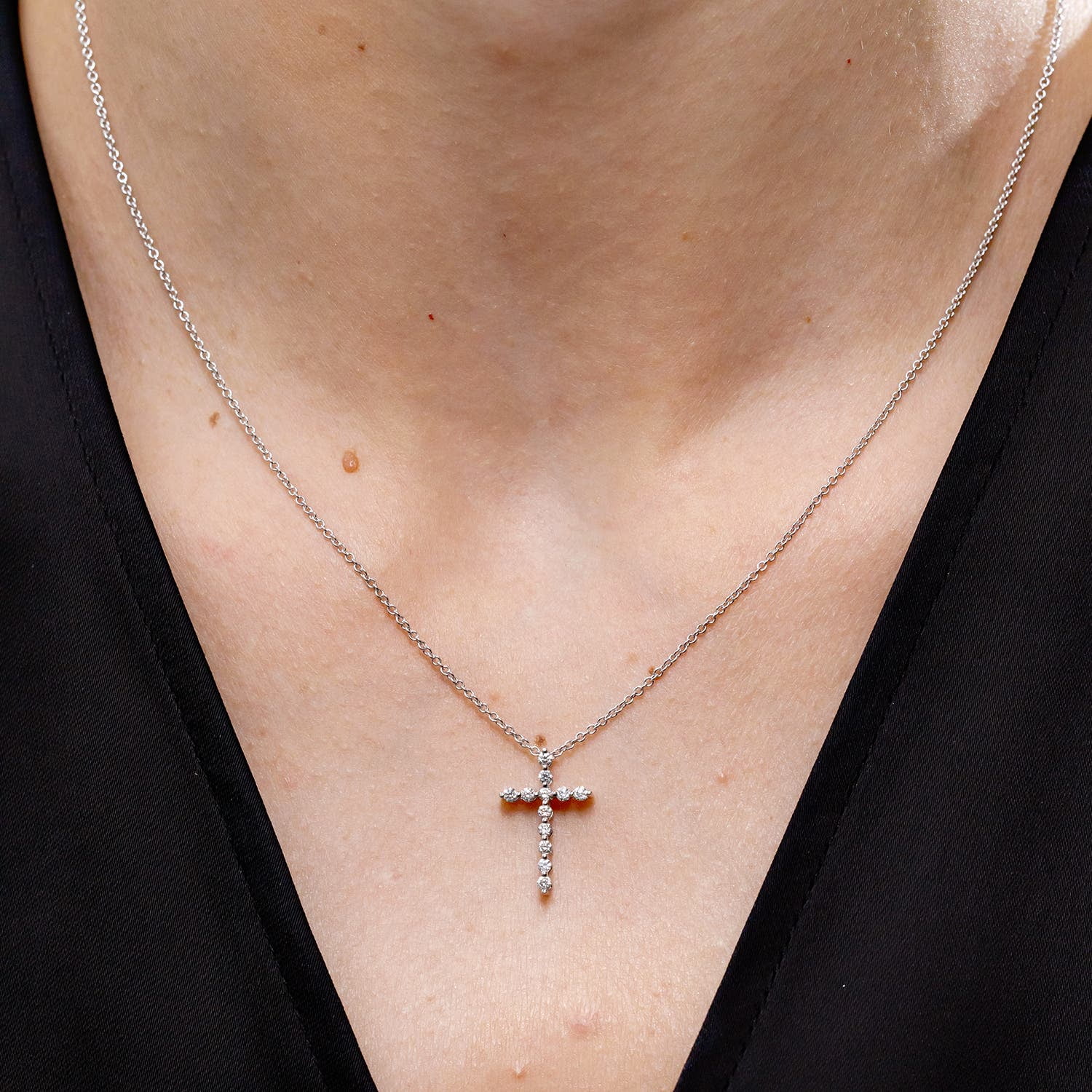 Angara Natural Diamond Cross Pendant Necklace for Women, Girls in 14K Rose Gold (Grade-KI3 | 1.55mm) April Birthstone Jewelry Gift for Her | B並行輸入 Prong-Set Round Diamond Ribbon Twist Cross Pendant