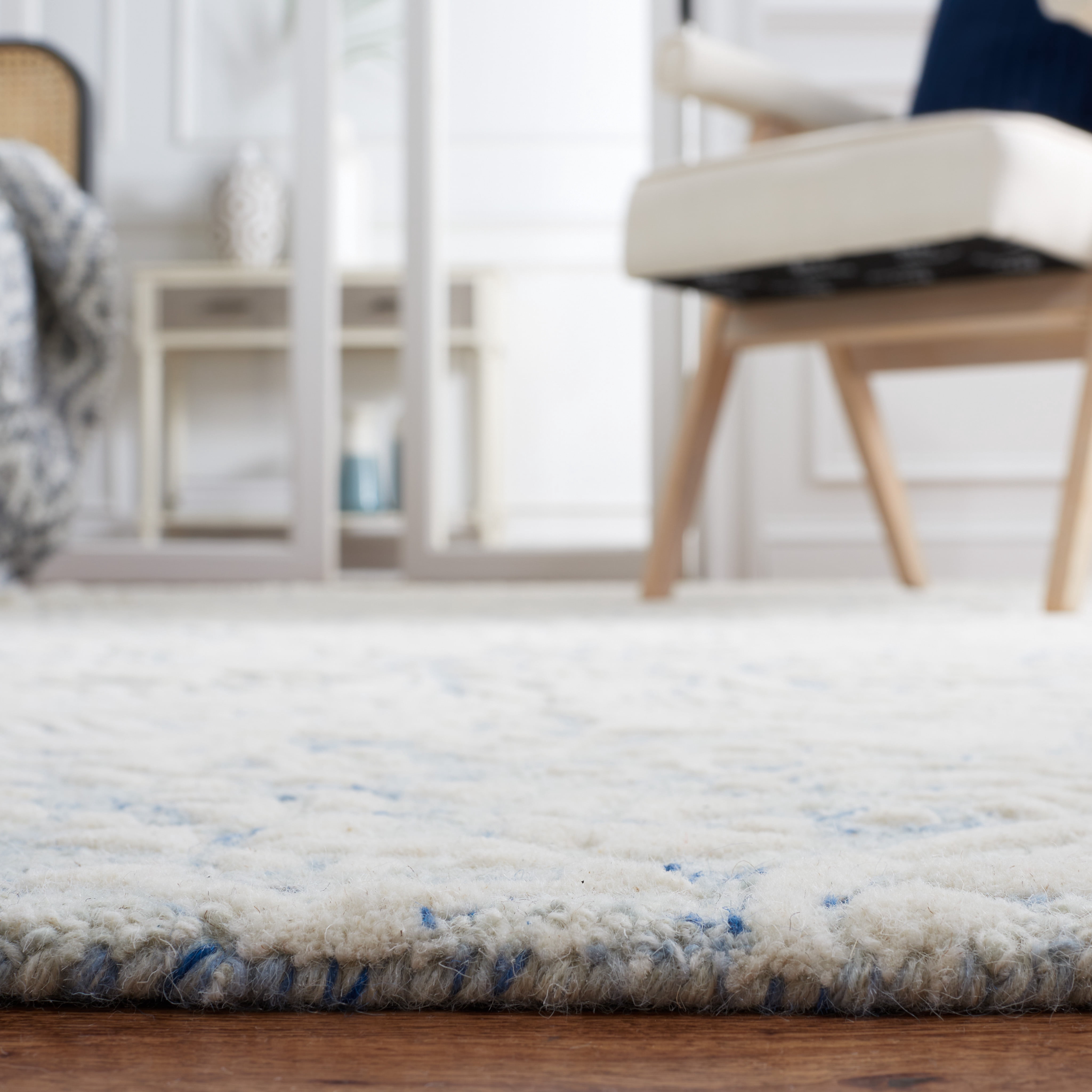 SAFAVIEH Metro Della Medallion Area Rug, Blue/Ivory, 4' x 6'