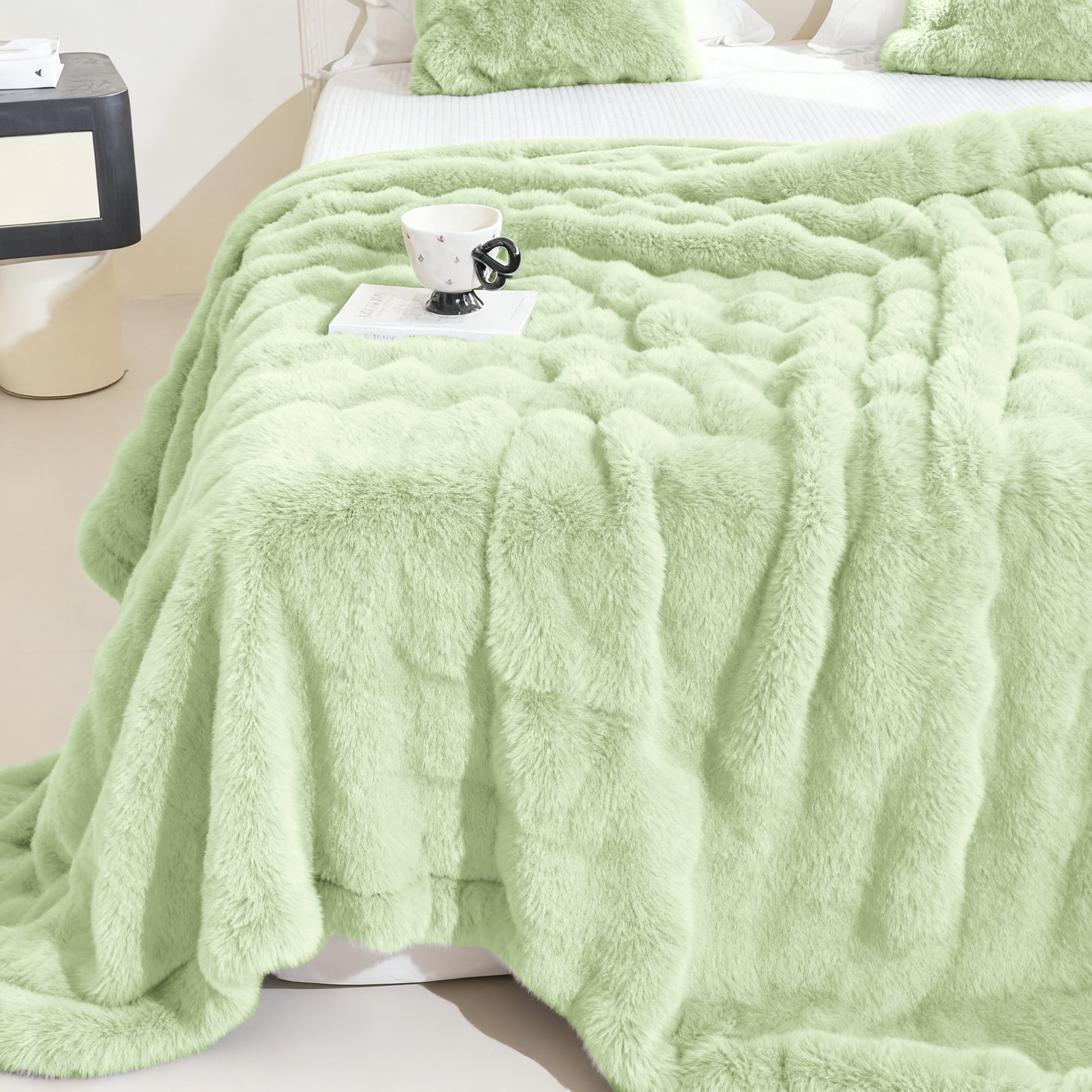 Sanmadrola Throw Blanket Faux Fur for Couch, Fuzzy Soft Plush Thick Bubble Blanket for Sofa Bedroom Living Room 60''x 80'' Green