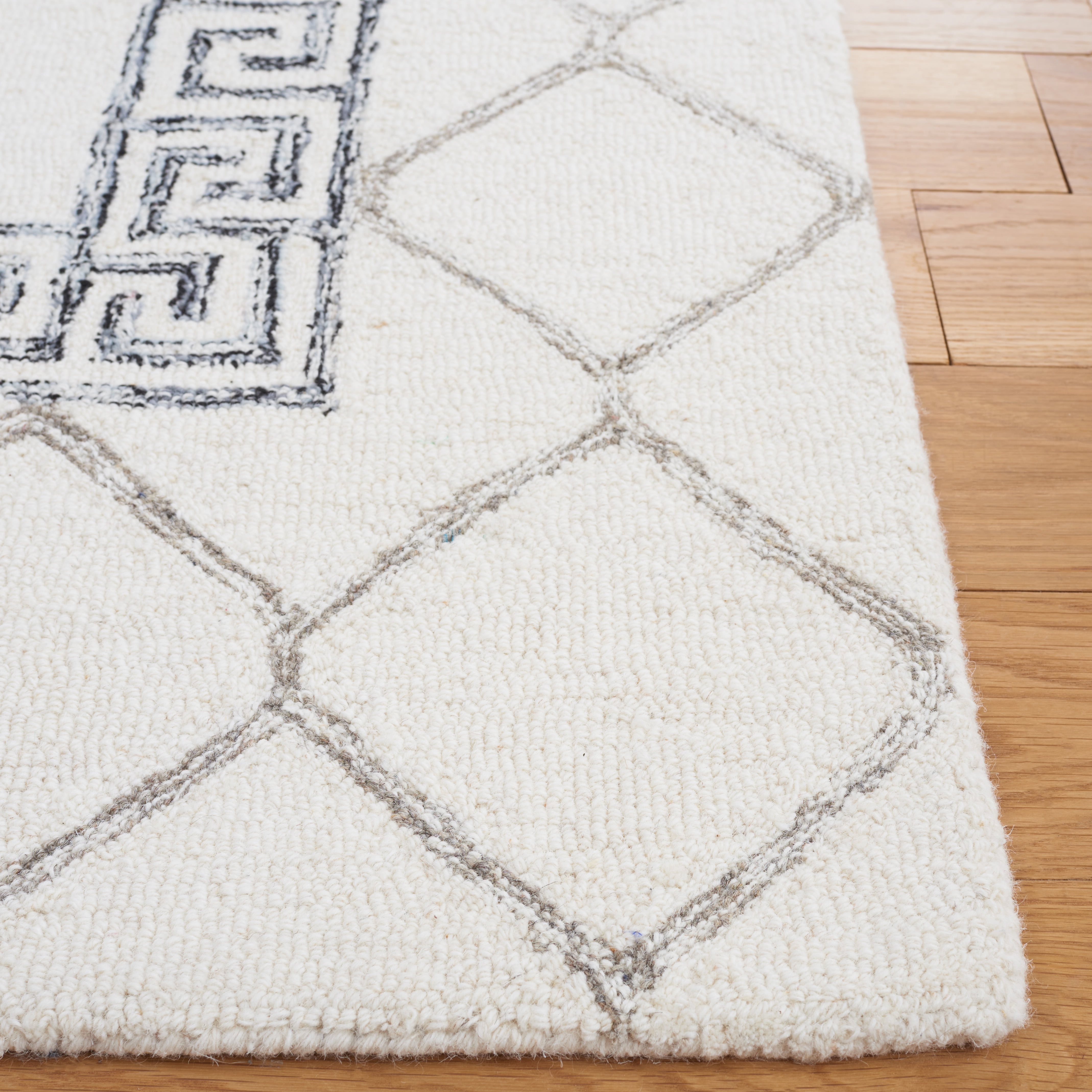 SAFAVIEH Casablanca Claudia Medallion Runner Rug, Ivory/Black, 2'3" x 9'