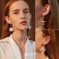 thumbnail image 4 of Pendientes colgantes de flores acrílicas de tendencia de moda Pendientes colgantes de acrílico para mujer Borla de aleación ---- A13 - Código de producto 70892 A13, 4 of 5