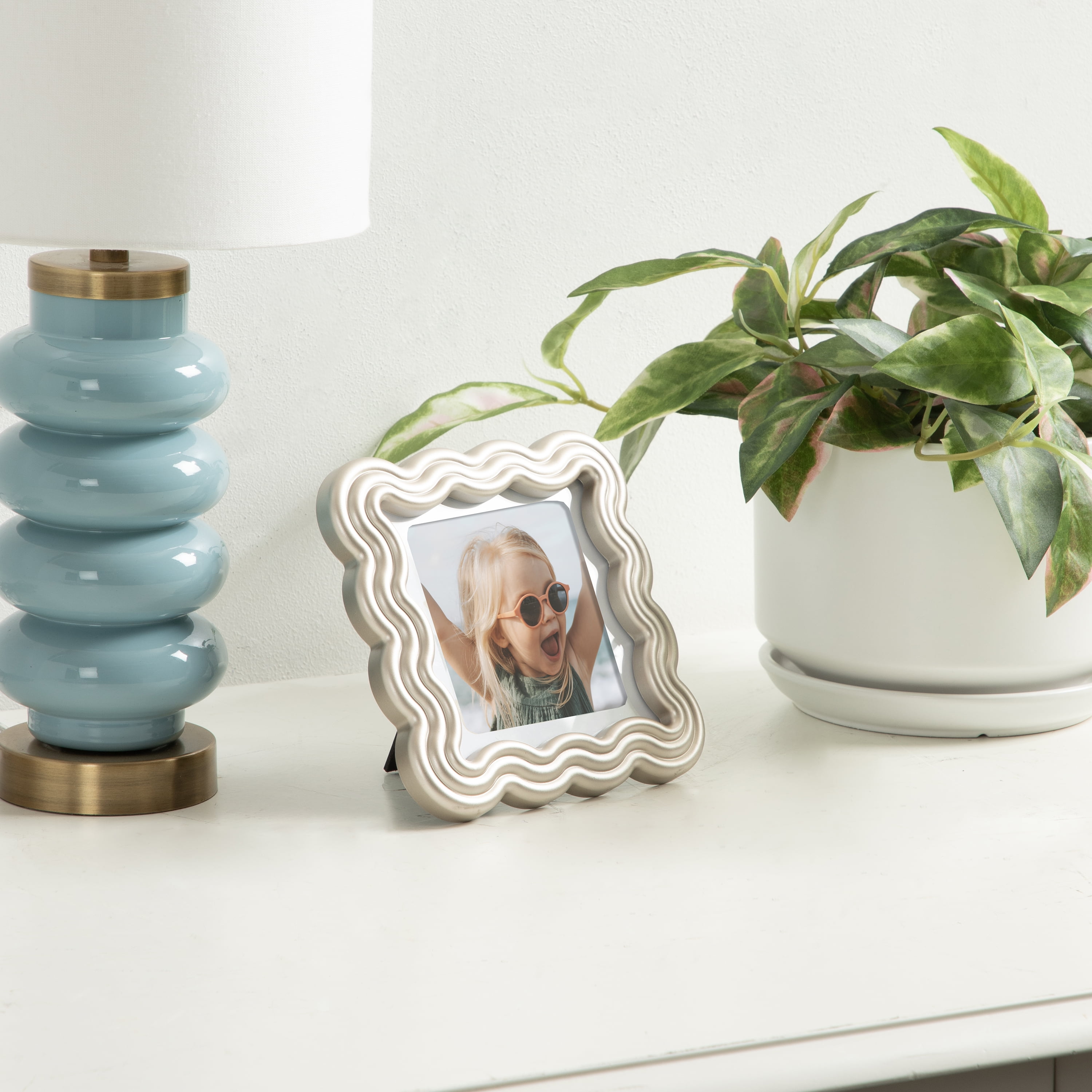 Cadre à photos à remous en argent, carré de 12,7 cm x 12,7 cm avec passe-partout de 10,2 cm x 10,2 cm pour table WIGGLE SQ 5X5/4X4 SV - FRENCH