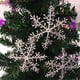 thumbnail image 2 of El árbol de Navidad está decorado con copos de nieve y cuelga coronas de copos de nieve., 2 of 5