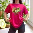 thumbnail image 3 of Playera Blusa De KIWI – Estilo Tropical que Te Llena de Vida Ropa Para Mujer Color Fucsia Talla Mediana Marca Emil SaEs, 3 of 4