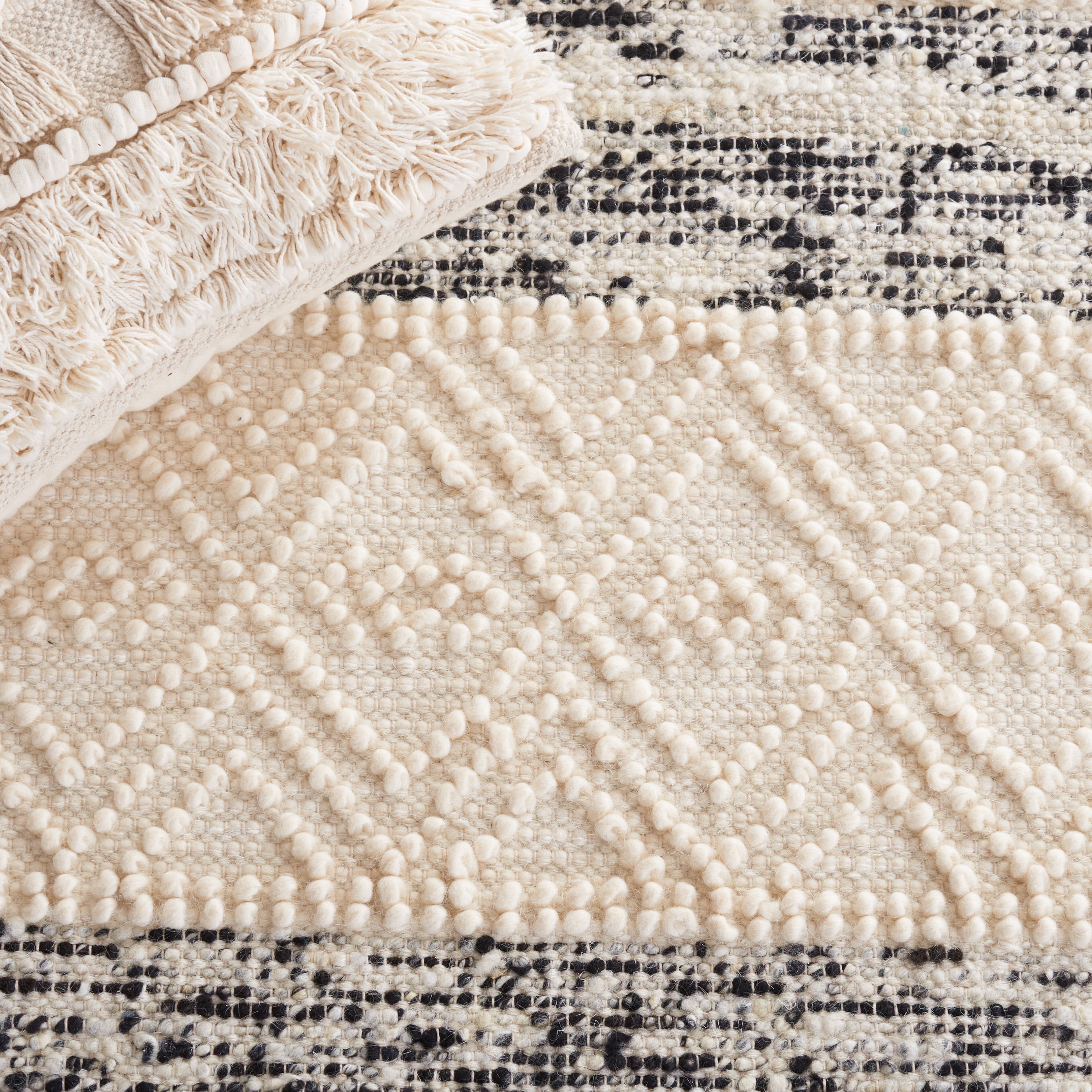 SAFAVIEH Natura Salvador Southwestern Area Rug, Ivory/Black, 3' x 5'