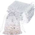 thumbnail image 1 of Paquete de 100 bolsas navideñas de organza con copos de nieve de 4 x 6 pulgadas, bolsas pequeñas de malla blanca para baratijas, bolsas pequeñas con cordón para dulces esquí esquí Gafas de esquí, 1 of 5