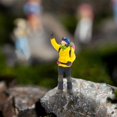 thumbnail image 3 of Figuras de personas trepadoras a escala 1/87, modelo de personas en miniatura para mesa de arena de casa de muñecas Amarillo, 3 of 9