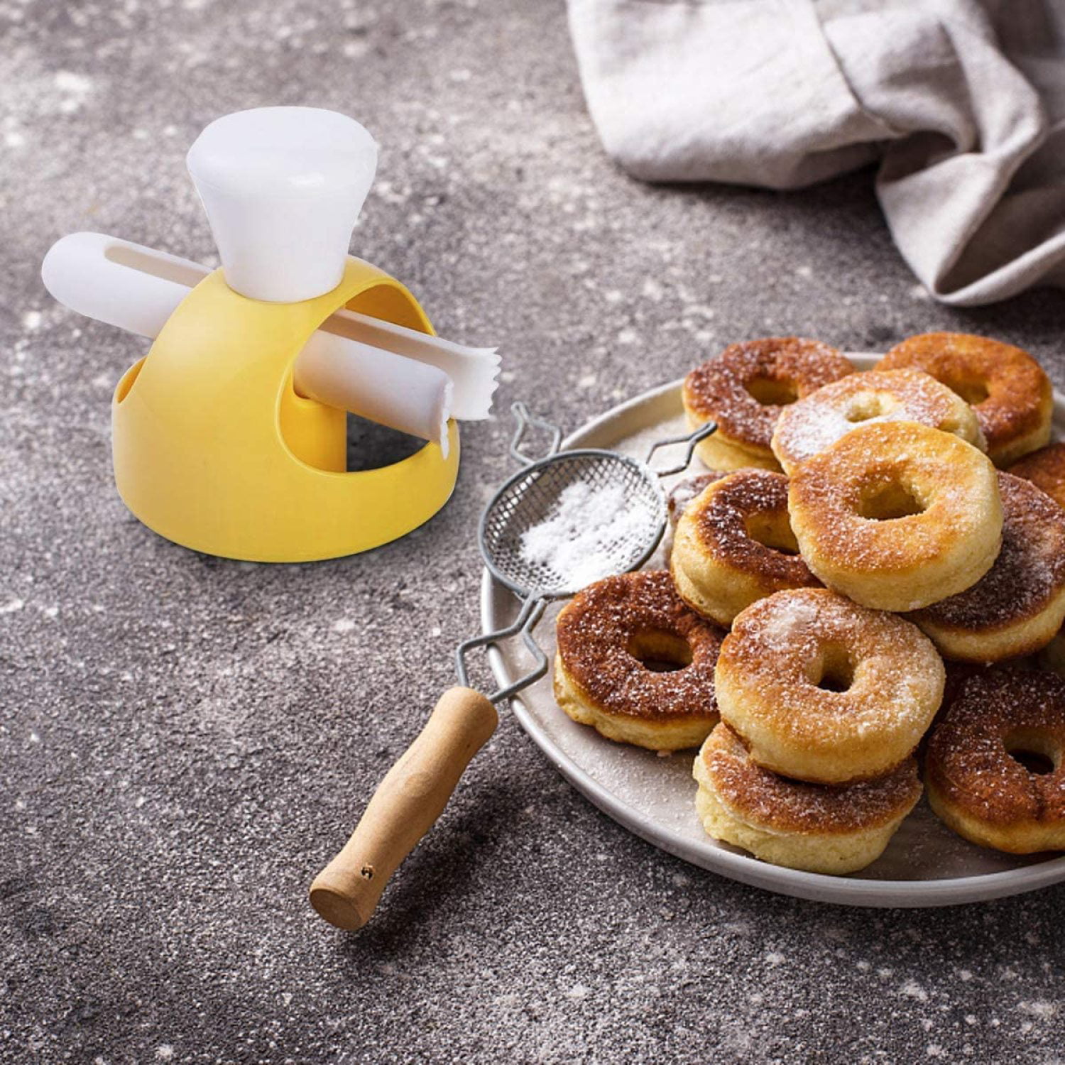  HengKe 2 Pack Plastic Donut Cutters with Dipping
