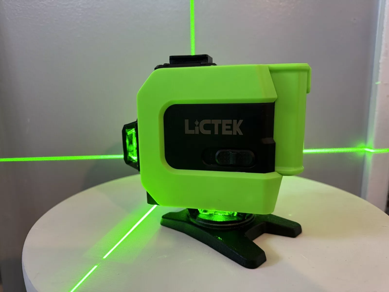 LiCTEK 12-Line Laser Level 3D 360° Self-Leveling with Rechargeable Battery - Cross Line Laser Measuring Tool