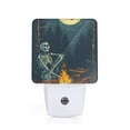 thumbnail image 1 of Balery Moonlit Skeleton Campfire Luz Nocturna LED con Sensor Automático, Enchufe con Sensor Crepuscular, Luz Suave de 0.5W para Dormitorio, Pasillo, Baño-EU, 1 of 7
