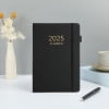 Agenda diaria gruesa con tapa dura y diseño elástico en inglés, 2025.