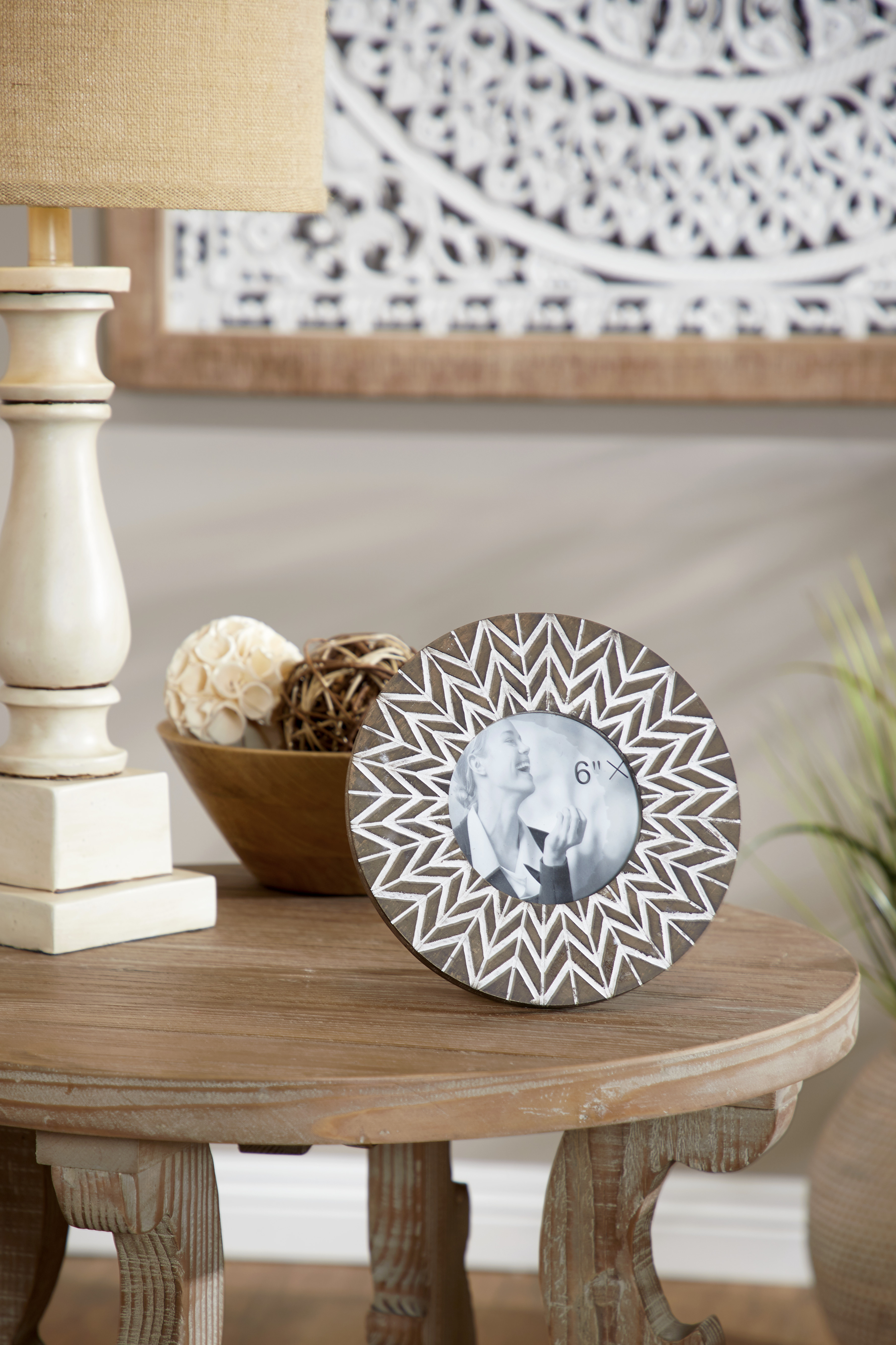 DecMode Round White & Natural Carved Wood Picture Frame w/ Chevron Pattern, 9”