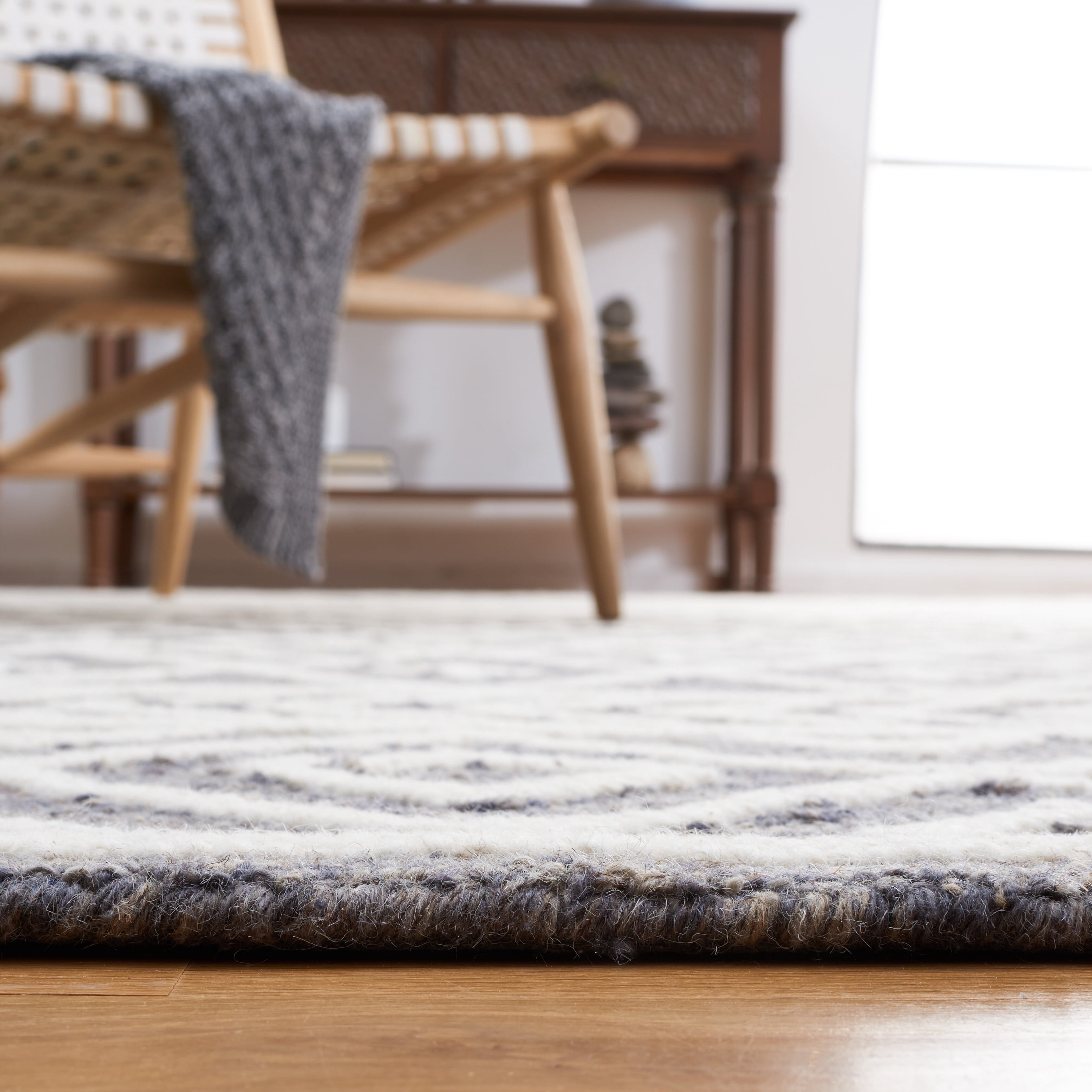 SAFAVIEH Metro Fletcher Medallion Area Rug, Grey/Ivory, 6' x 6' Square