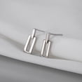 thumbnail image 4 of Pendientes pequeños geométricos de plata Pendientes metálicos de viento Pendientes sencillos, 4 of 5