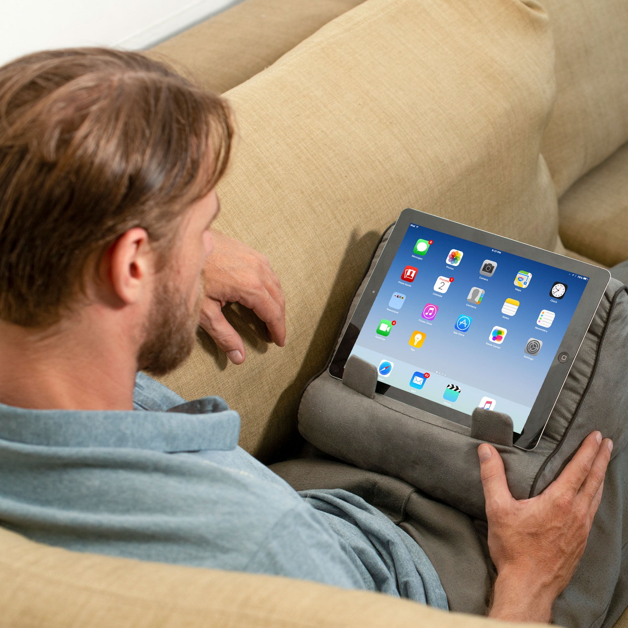 Book Couch ブックホルダー グレー タブレットホルダークッション Thinking Gifts - Luxurious Plush Book Couch, Tablet/iPad