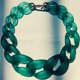 thumbnail image 2 of Collar de Cadena de Acrílico Yashi para Clavícula Corto Color Ceniza Esmerilada 58183, 2 of 3