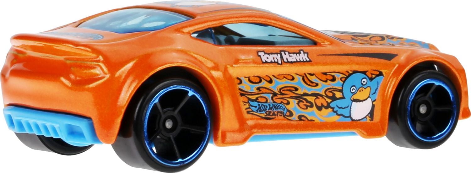 Hot Wheels Skate Tony Hawk Collector Set, Fingerboard, Pair of Skate Shoes & Car (Styles May Vary)
