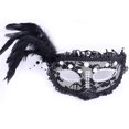 thumbnail image 1 of Máscara de plumas de princesa con forma de media cara de plástico para Halloween, 1 of 1