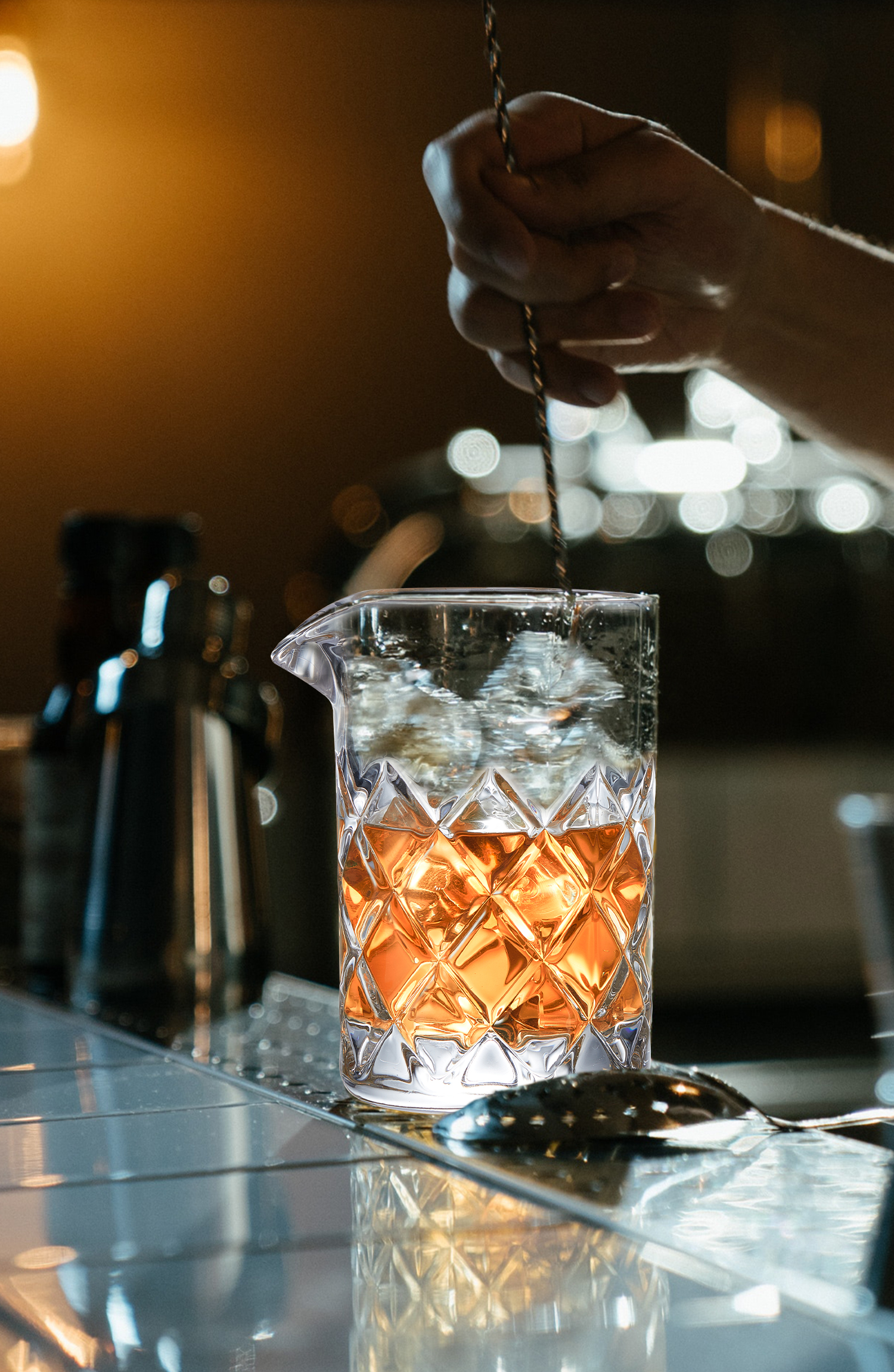 KITESSENSU Cocktail Mixing Glass 24oz 710ml - Crystal Bartender Accessories Glass Beaker to Mix & Stir Cocktails - Thick and Sturdy Bottom - Premium Seamless Design