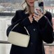thumbnail image 2 of Bolso de mano de gamuza mini con diseño de nicho, bolso tipo almohada para mujer, bolso tipo hobo de piel auténtica para la axila, bolso de mano tipo sobre cuadrado de diseñador, 2 of 5