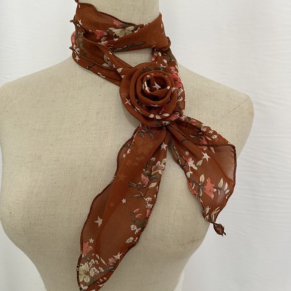 Xiao Hua Bufanda elegante y personalizada, bufanda pequeña larga con decoración de cuello con hebilla de rosa, bufanda de vestir de estilo artístico (roja)