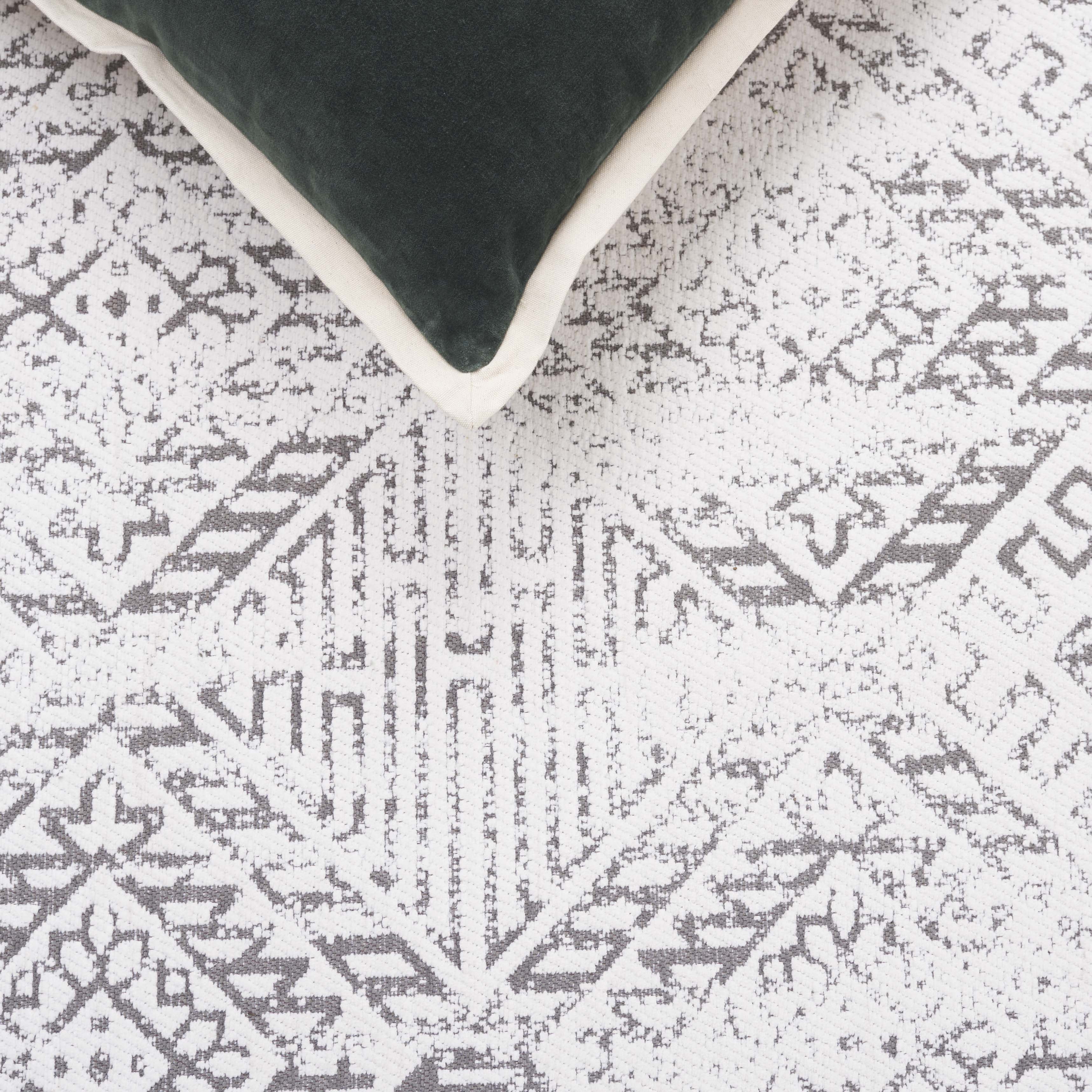 SAFAVIEH Classic Vintage Charlie Diamond Polyester Area Rug, White/Grey, 5' x 8'