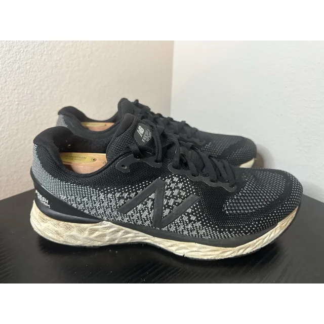 new balance fresh foam 880 v10 mens size 11 d shoe black running sneaker m880k10 nuevo en caja original, vista 3/4 mostrando par de tenis negros de malla engineered con logo N tonal, mediasuela Fresh Foam color crema, cordones y cuello acolchado; ideal como calzado para correr o uso casual.