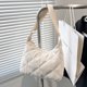 thumbnail image 5 of Bolso bandolera acolchado ligero de embrague femenino de moda para mujer (blanco), 5 of 8