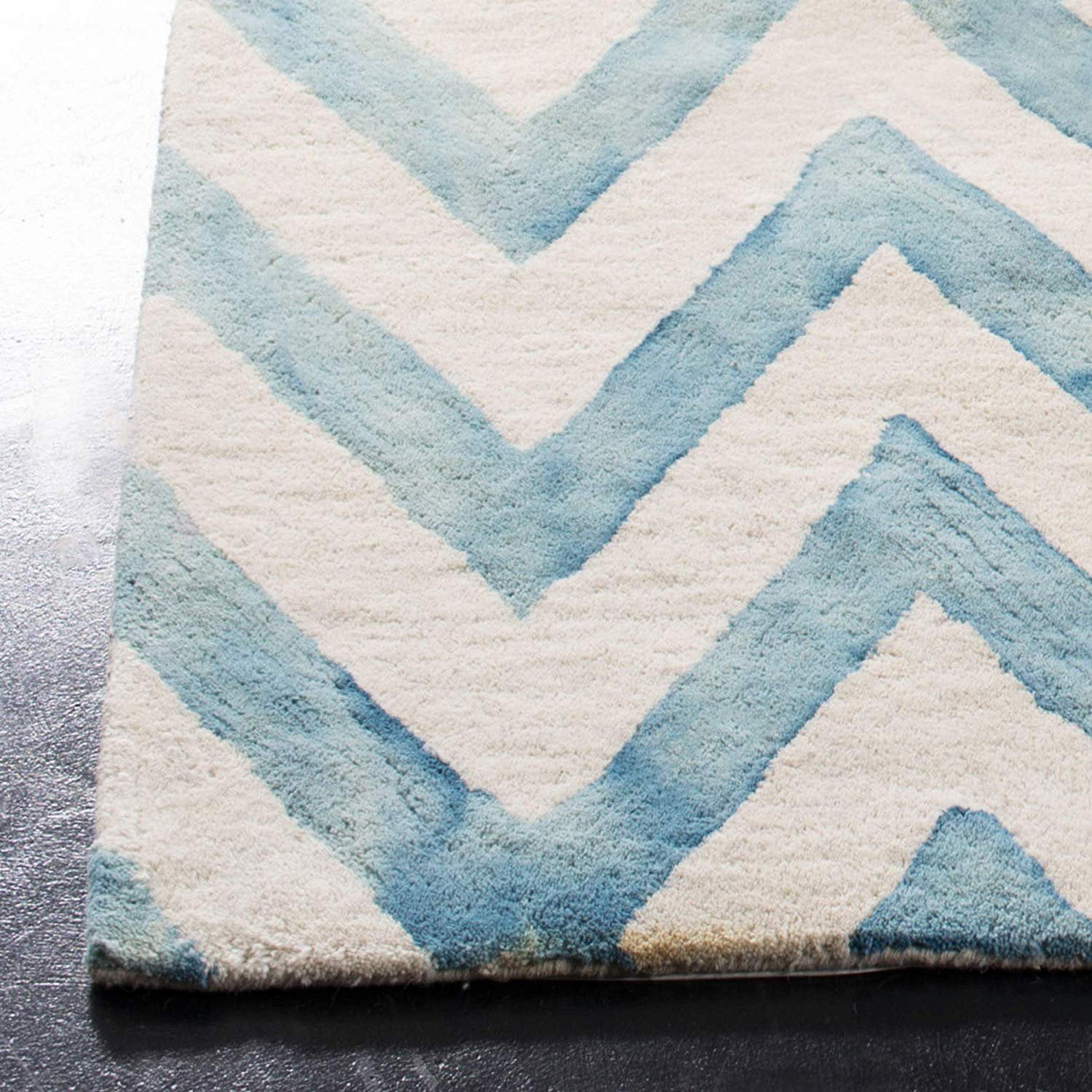 Safavieh Dip Dye Collection DDY715D Handmade Chevron Stripe Watercolor Ivory and Charcoal Wool Runner 2'3 x 12' 