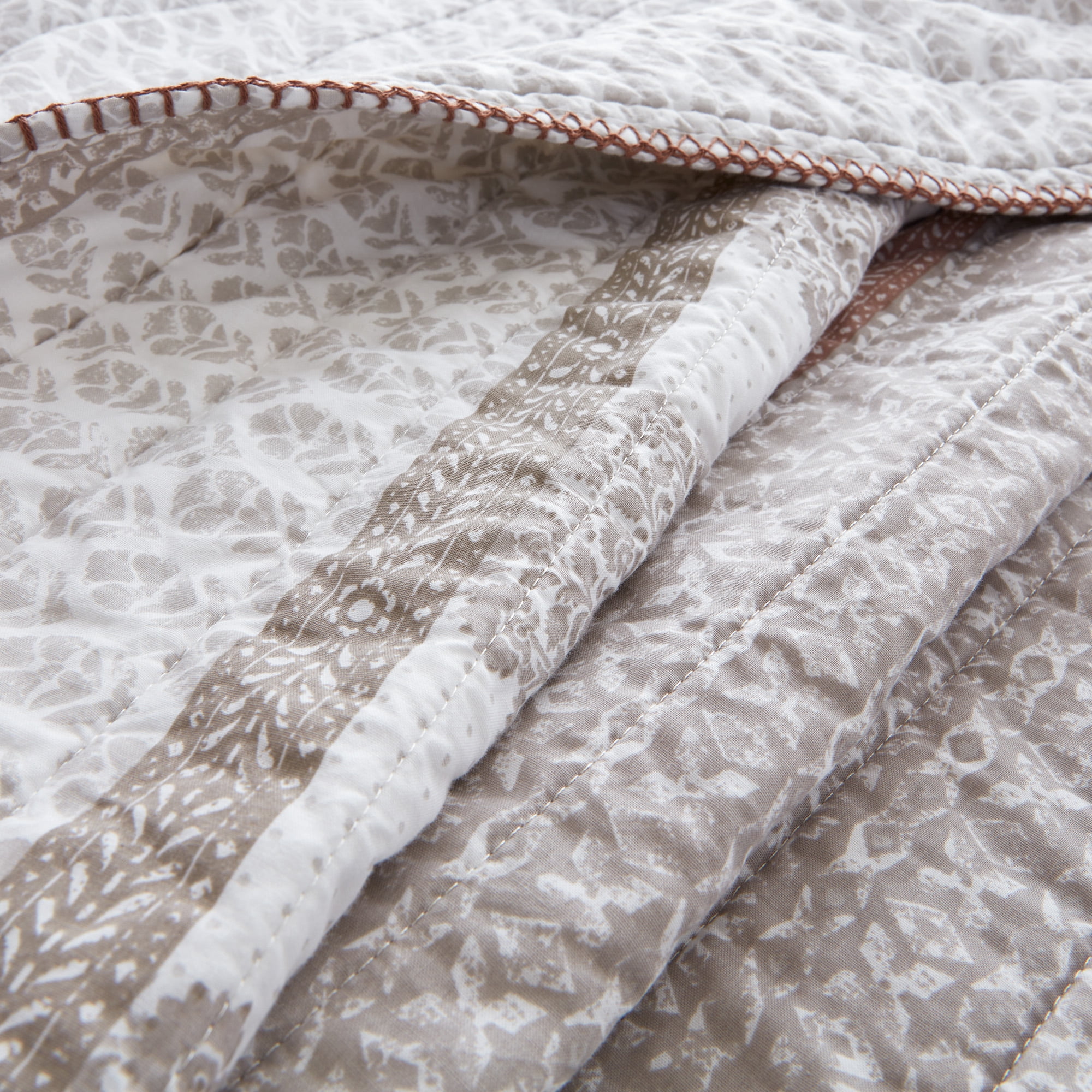 King Cal King 100% Cotton Quilt Set with Medallion Block-Print Design, 2" Channel Quilting, Lightweight All-Season Bedspread with Blanket Stitch, Prewashed for Softness