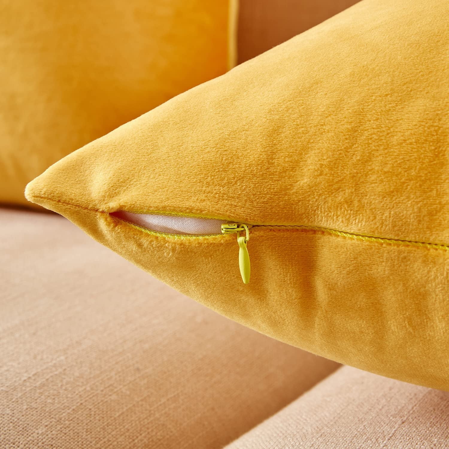 Knubmt Pack of 2 Solid Color Throw Pillow Covers with Zipper, Decorative Pillow Case Soft Velvet Couch Pillow Case for Sofa Bedroom Car, 20 x 20 Inch