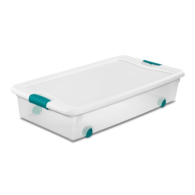 caja plástico sterilite 53l transparente con ruedas. Vista 3/4 frontal de caja rectangular baja de polipropileno transparente con tapa blanco mate, cierres aqua y ruedas laterales; asa empotrada para movilidad. Medidas: alto 17.78 cm, ancho 86.043 cm, largo 47.6 cm; peso 1.94 kg. También suele usarse para guardar ropa de temporada o juguetes.