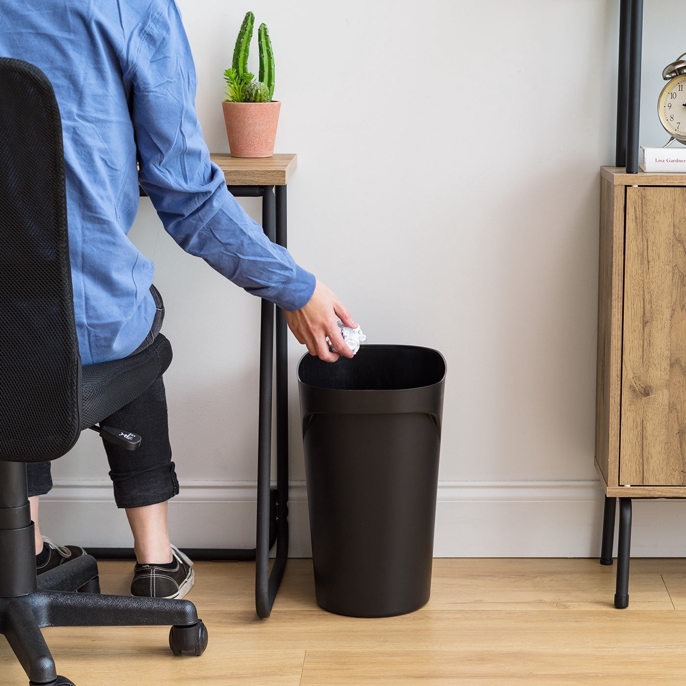 IRIS 6 Gal / 24 Qt Plastic Wastebasket Trash Cans for Home, Office, Bedroom, Bathroom, Black
