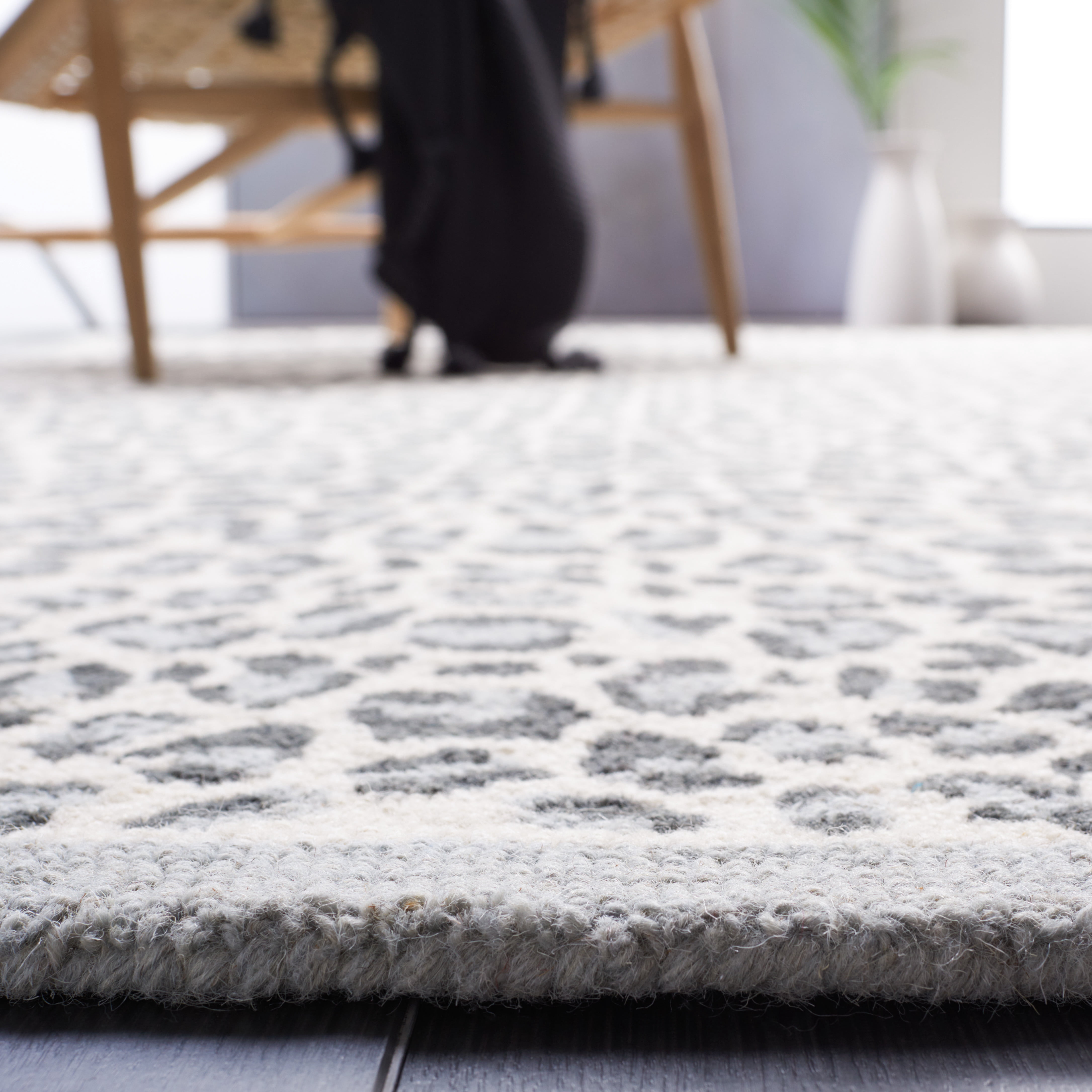 SAFAVIEH Metro Drew Animal Runner Rug, Grey/Ivory, 2'3" x 9'