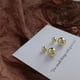 thumbnail image 4 of Pendientes de aro minimalistas de metal con superficie de cuentas, pendientes de aro dorados detrás de agujas plateadas, 4 of 5
