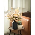 thumbnail image 4 of Jarrón de metal BLOSMON con arreglos florales artificiales, color beige Kiku, 4 of 9