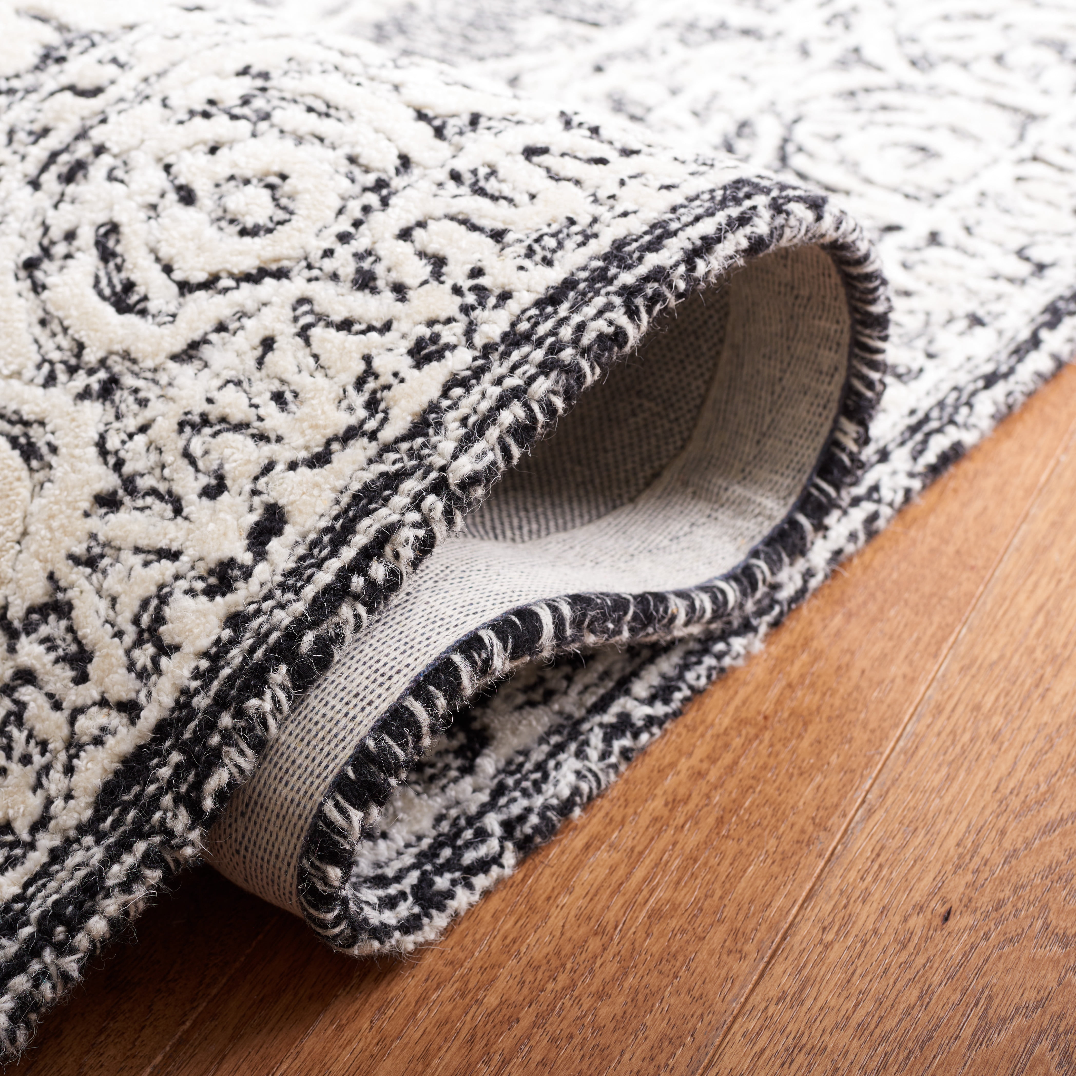 SAFAVIEH Precious Darrin Quatrefoil Runner Rug, Black/Ivory, 2'3" x 8'