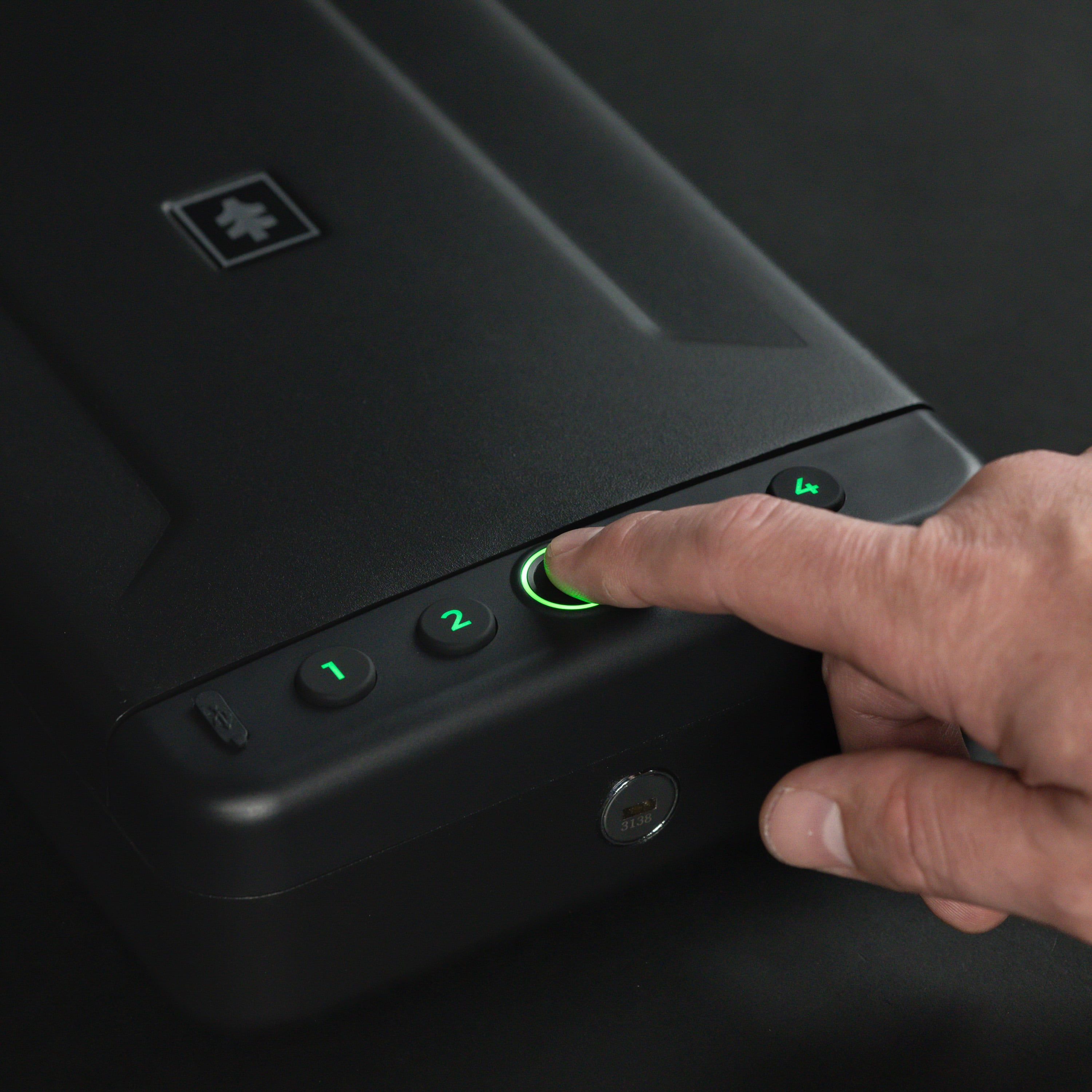 Swiss Tech Wächter 100 Portable Biometric Safe with Fingerprint, USB-C & Steel Cable