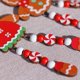 thumbnail image 4 of Letrero navideño de madera con diseño de hombre de jengibre para puerta, ideal como decoración colgante navideña., 4 of 5