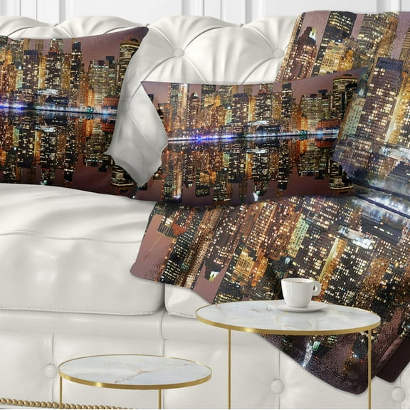 Designart City of Manhattan Panorama - Cityscape Photo Throw Pillow - 12x20