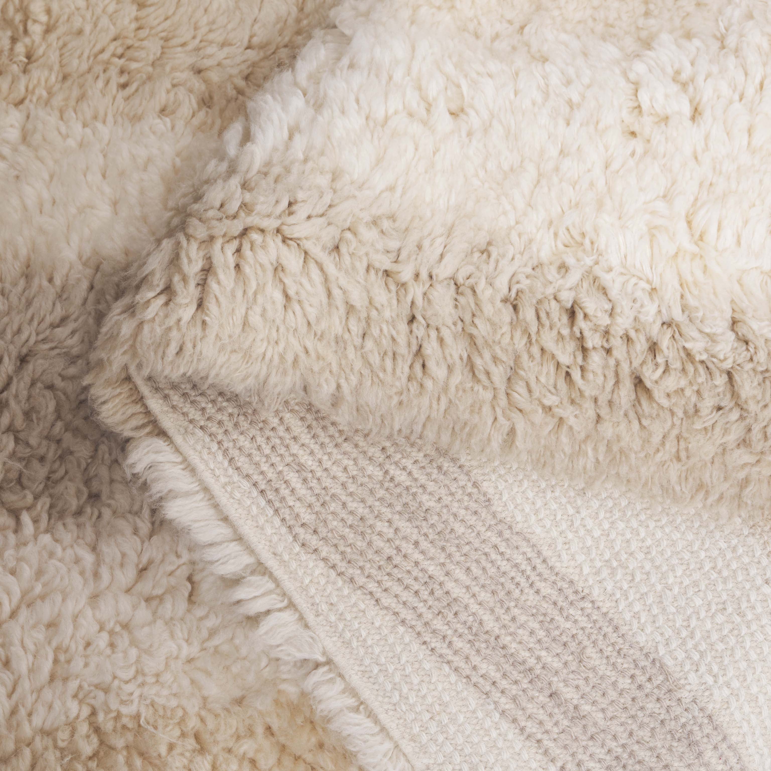SAFAVIEH Casablanca Leo Wavy Striped Wool Runner Rug, Ivory/Beige, 2'3" x 8'