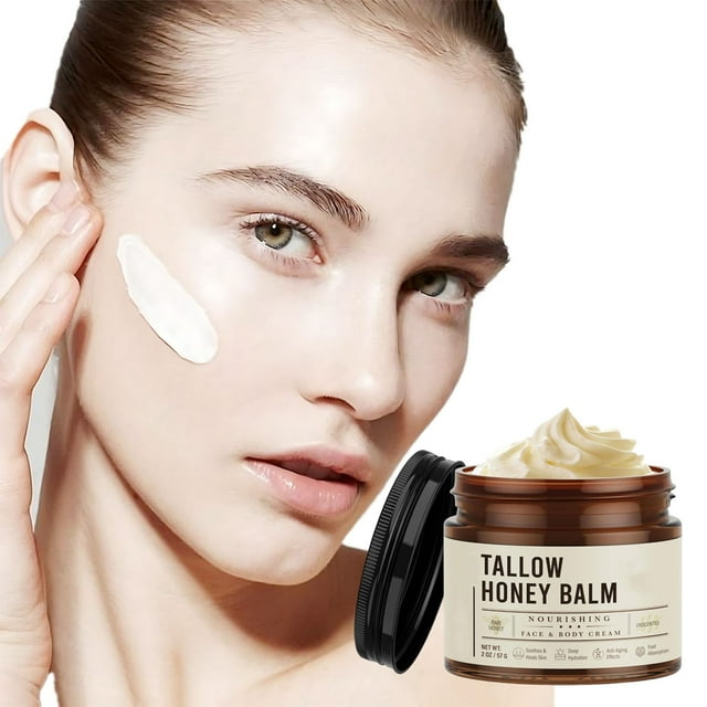 puntoco crema de sebo - 57g. hidratante para el cuidado de la piel del cuerpo y el rostro. Frasco abierto de 57 g con crema clara y textura cremosa, etiqueta beige y tapa negra a un lado; perfil parcial de rostro femenino tocando la mejilla sobre fondo blanco; suele llevarse en el bolso o en viajes cortos.