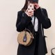 thumbnail image 3 of Nuevo bolso de hombro geométrico para chicas, estilo retro, minibolso cruzado para adolescentes, pequeño y redondo, de PU, con decoración de metal., 3 of 4