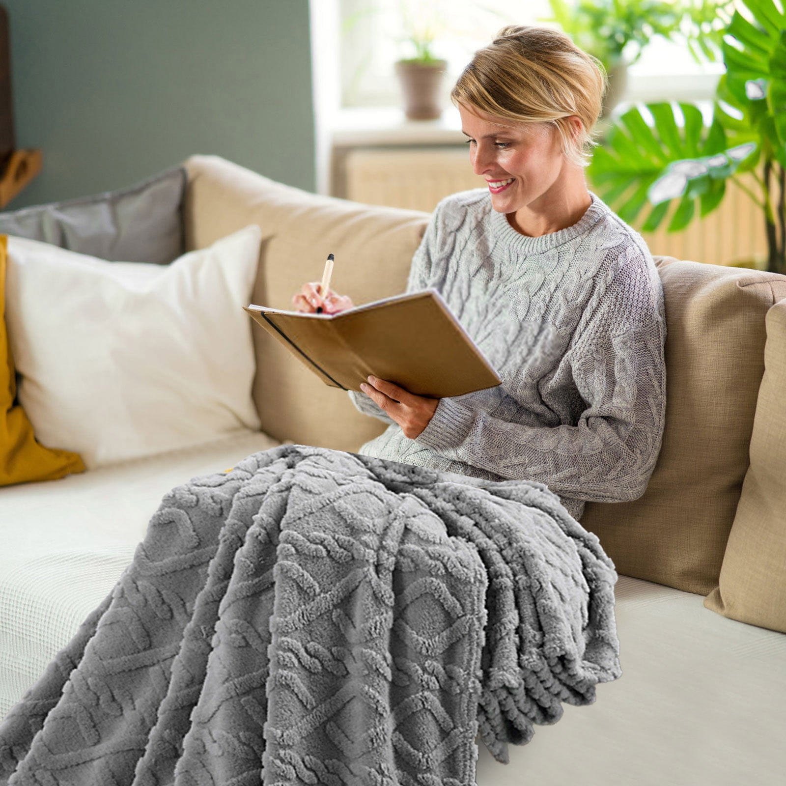 Clearance Under $5 Boovnll Throw Blanket, Super Soft Warm Solid Color Thicken Flannel Blankets, Microfiber Machine Washable for Indoor Bedroom, Couch, Sofa, Floor, Camping, Blanket - (28x39")